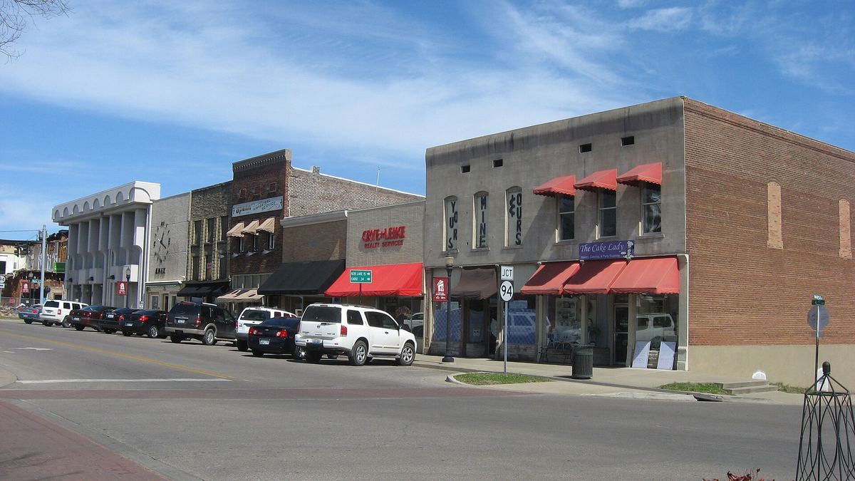 Shops along Fourth Street on the courthouse square in downtown Murray